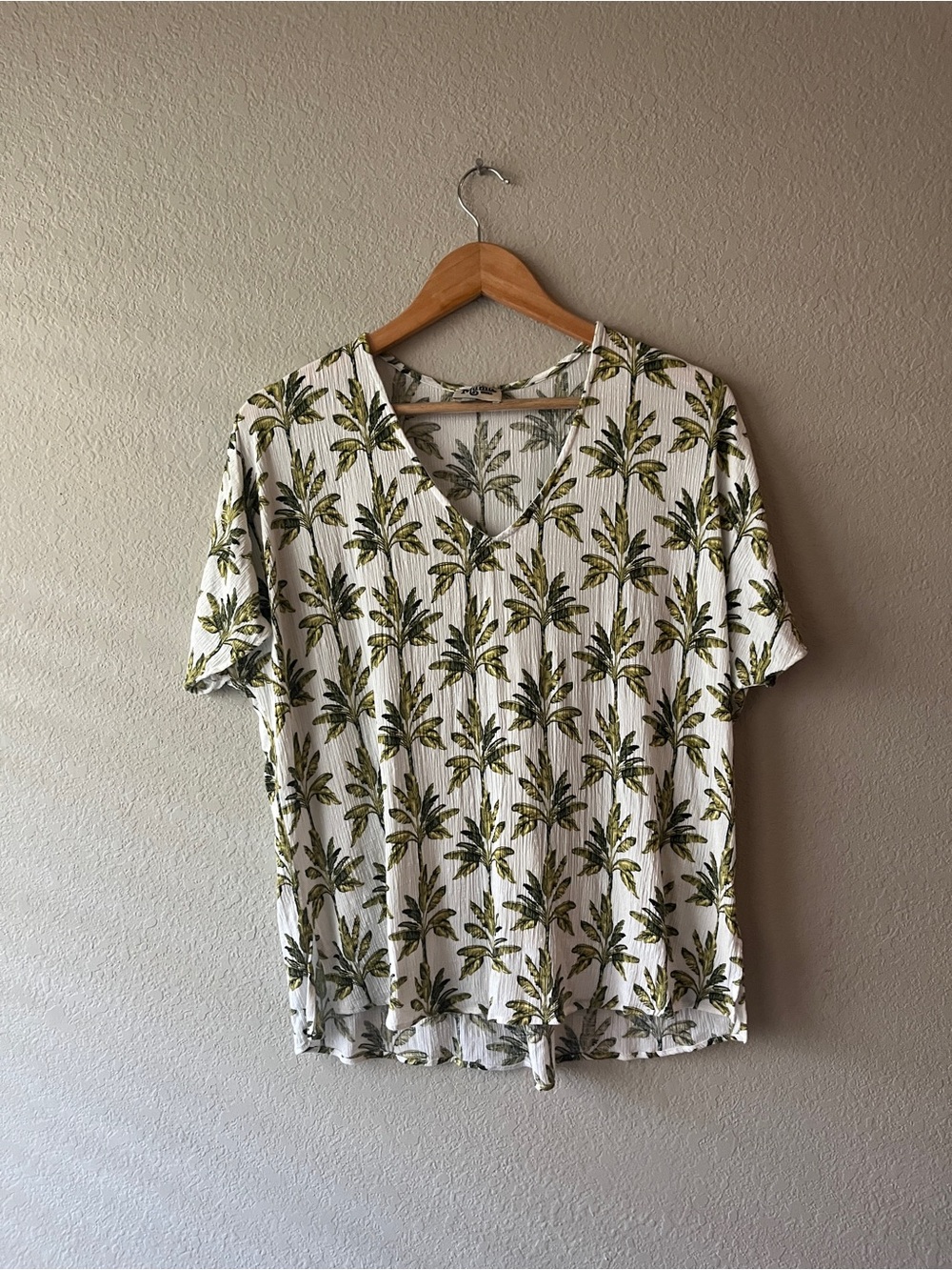 Show Me Your MuMu Olive Palm Print V Neck Top Small